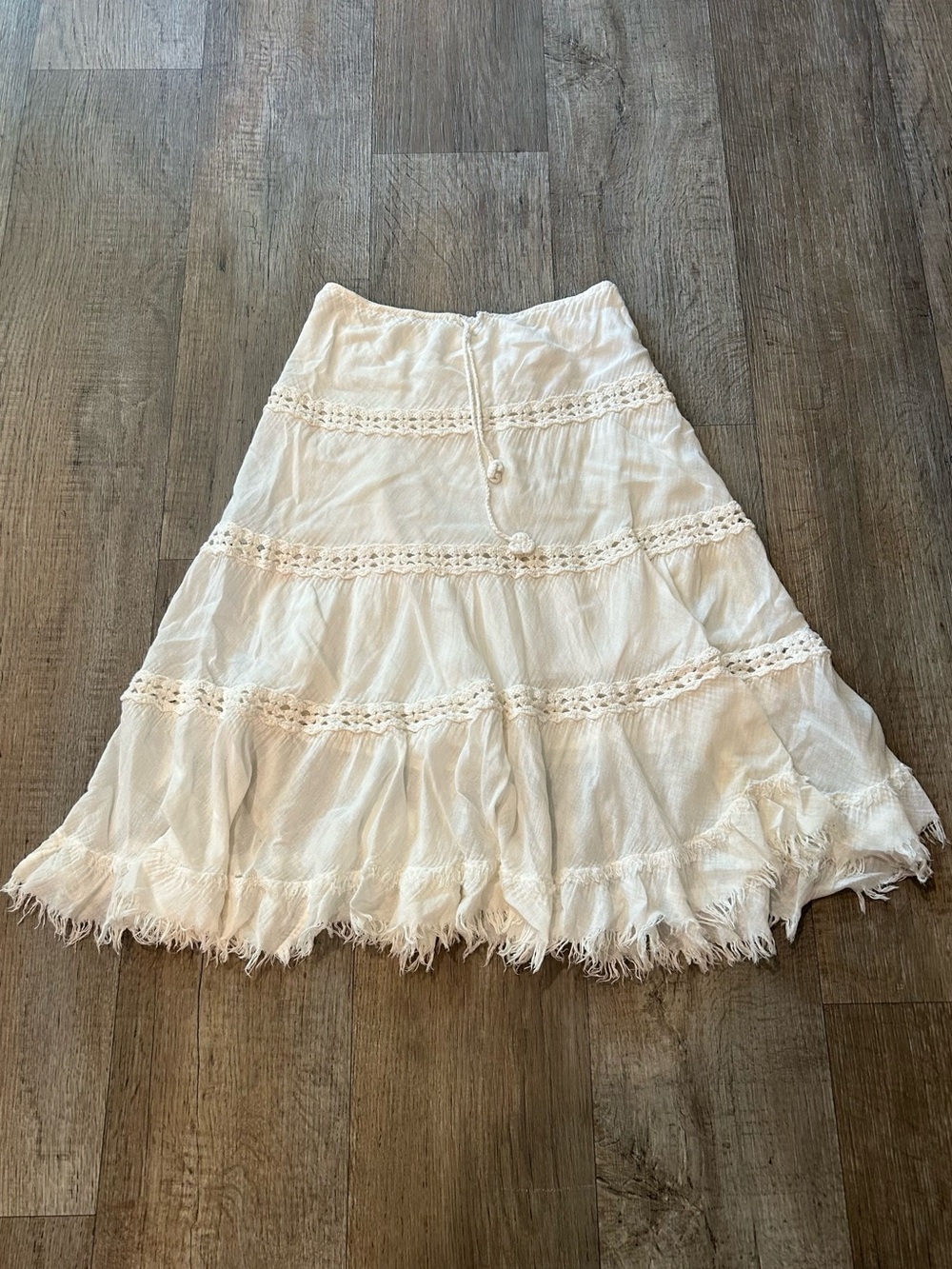 Boho white layered midi skirt with crochet lace and frayed hem. Size: S